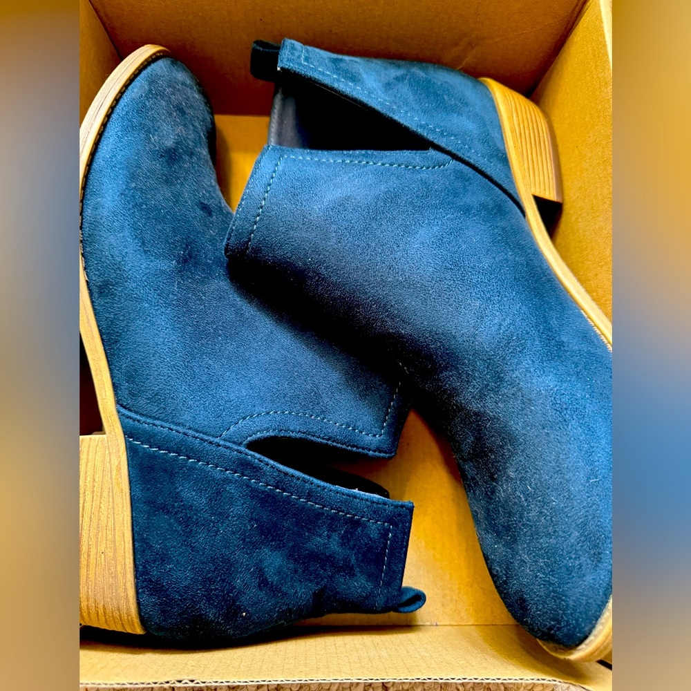 Rimi Blue ankle booties NWOT, never worn, size 11 Wide